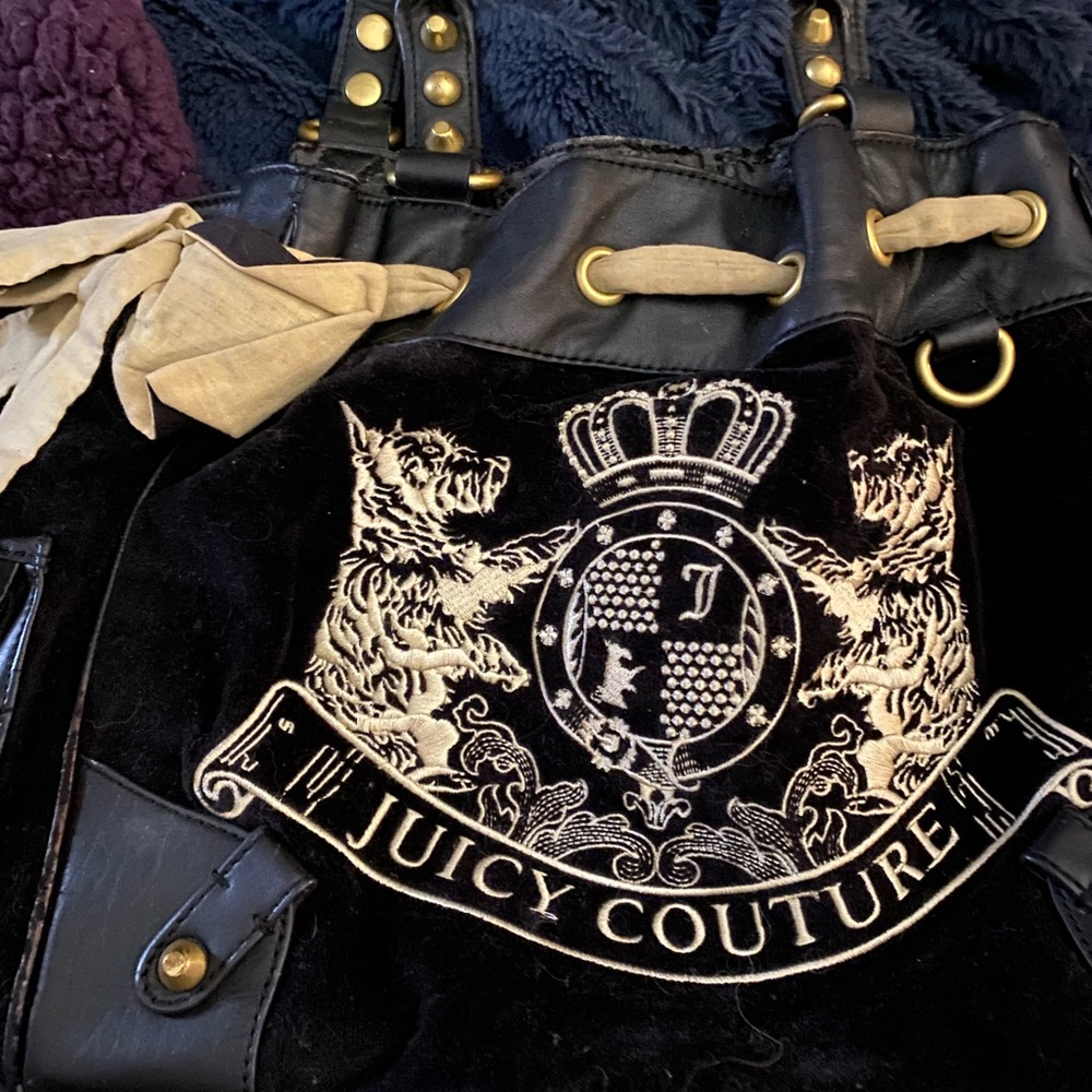Juicy Couture beautiful Black Velvet Bag. Handles good
Bag peeling as shown.
